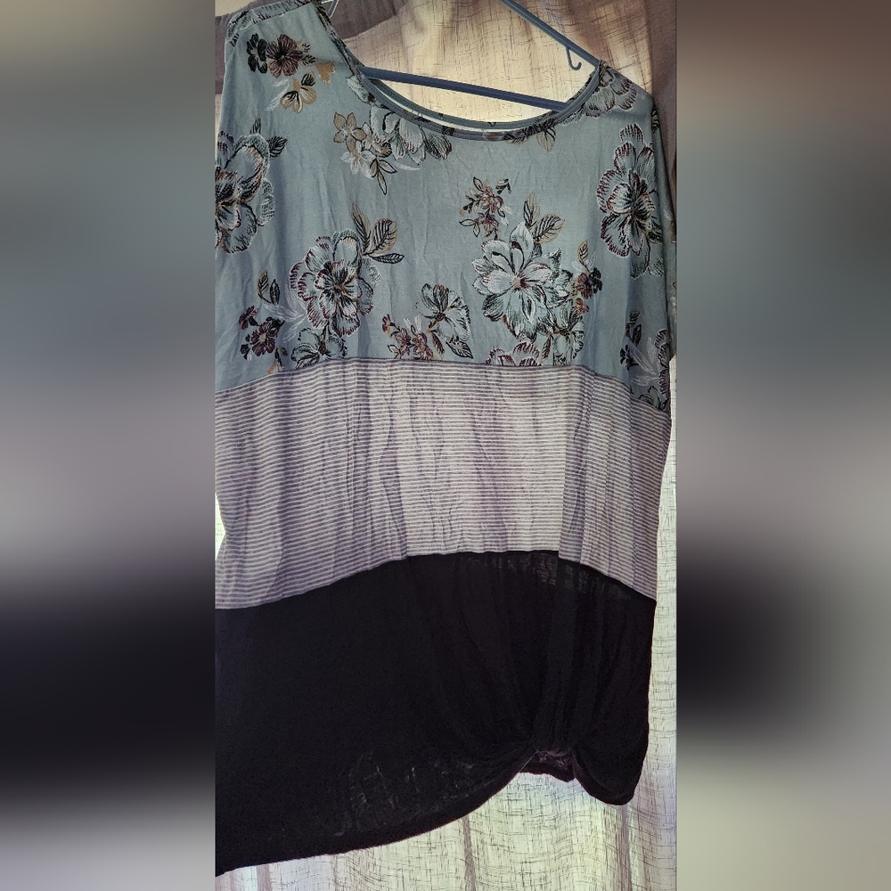 Womens 24/7 tee with knotted hem.